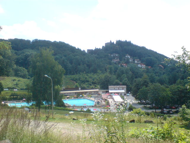 Blick zurück - Schwimmbad und Burg.