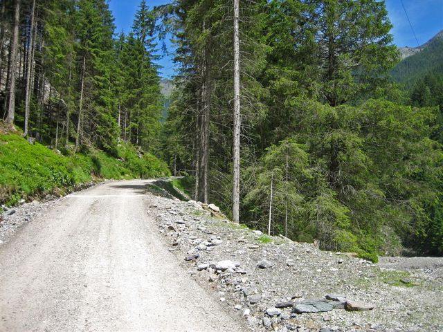 gut fahrbare Schotterstraße, bis zur Alpe di Cava (1880&nbsp;m) oder sogar Capanna Cava (2005&nbsp;m).