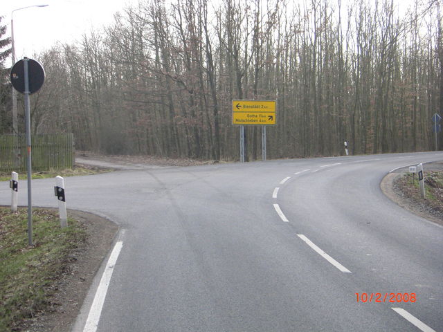 An dieser Kreuzung endet die Auffahrt. Rechts mündet die Südwestauffahrt von Molschleben ein, links geht es nach Bienstädt und zur gleichnamigen Warte.
