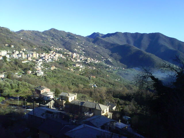 Ausblick von der Ostauffahrt auc Uscio und den Passo Spinarola.