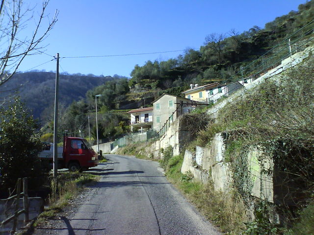 Start der Auffahrt in Aveno.
