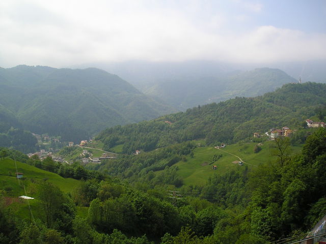 Blick auf Recoaro Terme von der Südanfahrt aus. Hinter dem Berg rechts mit der Kirche obendrauf geht es in Richtung Passo di Campogrosso.