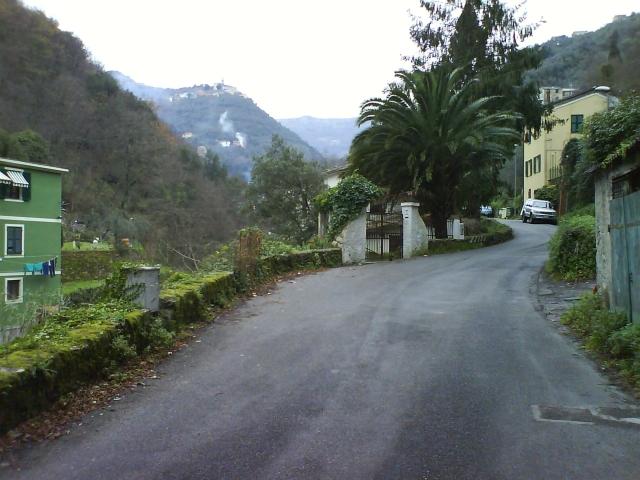 Im Tal auf der Auffahrt Richtung Canepa. Oben Canepa mit Kirche