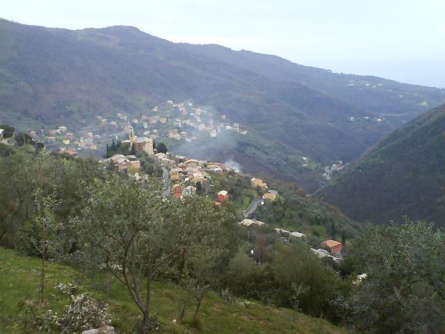 Nach Levà, Blick Richtung Küste, unter sich sieht man Canepa und auf der anderen Seite des Tals Capreno