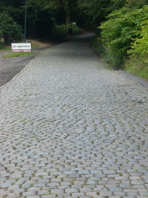 Die Abzweigung von der Strasse zum Kemmelberg.
