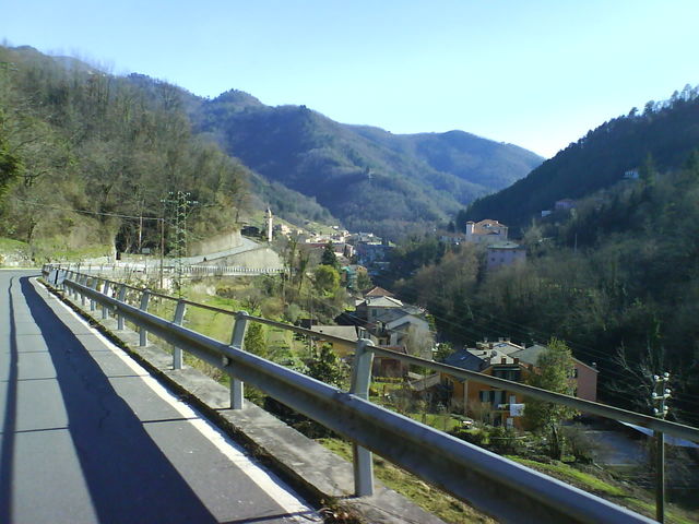 Borzonasca, hier kann man abzweigen zum Passo del Ghiffi und Passo del Bocco.