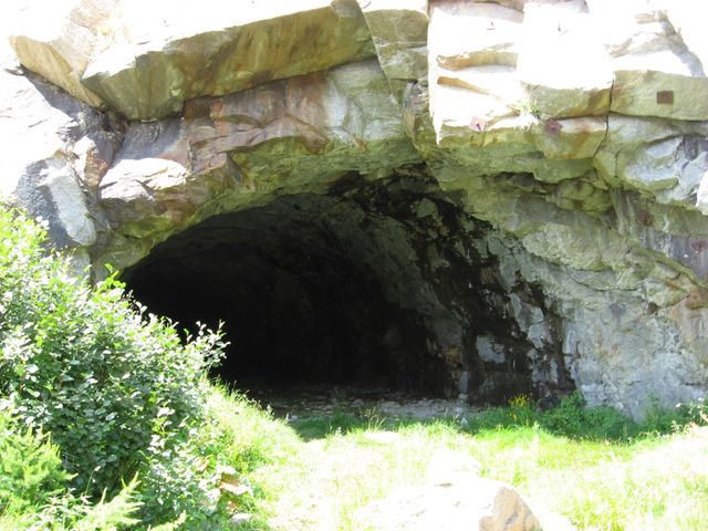 Eingang zum unvollendeten Tunnel.