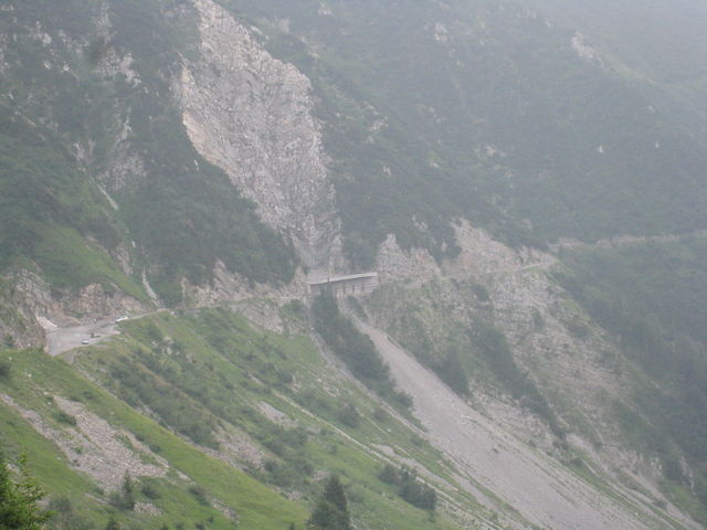 Der Felssturz ist beseitigt und die Stelle durch eine Galerie gesichert (Stand August 2009). Blick vom Passo della Maniva nach der Befahrung des Passo della Spina beim Alpengiro 2009.