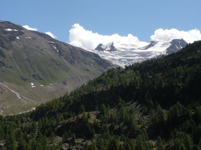Um den Felsen mit dem Rifugio herum auf Schotter zum Parkplatz mit Gletscherblick.