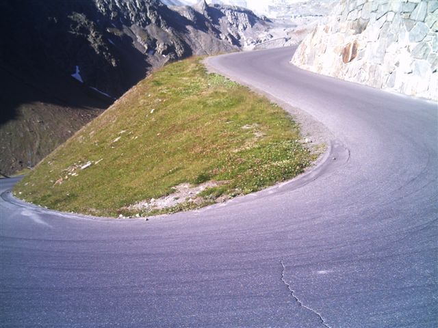 Sehr steile Kehren auf der Ötztaler Gletscherstraße.