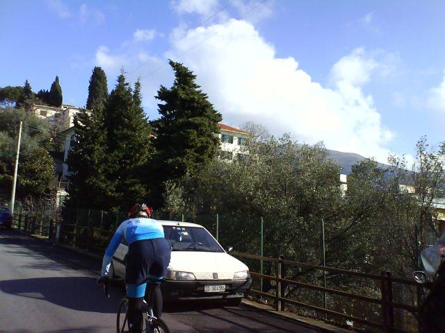 Aufstieg in der Via Giulio Tanini, im Hintergrund Monte Fasce