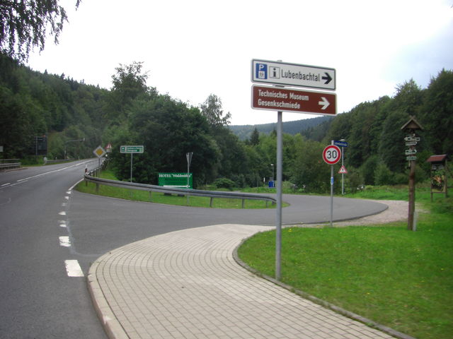 Abzweig ins Lubenbachtal, geradeaus gelangt man auch zum Rondell - über die L3247 