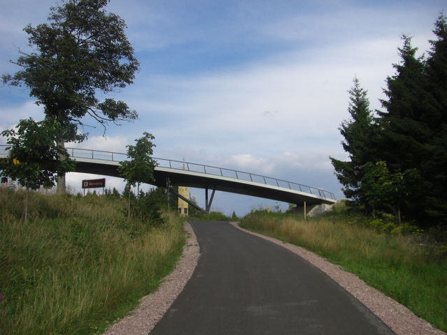 An der Brücke endet die Auffahrt.