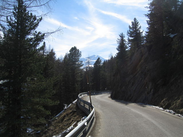 Zunehmend schmale Bergstrasse.