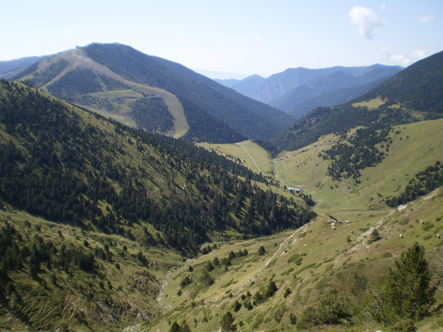 Blick ins Tal der Bordes de Setúria, das nicht mehr zu Andorra gehört, sondern in Katalonien liegt. Die Grenze verlauft unterhalb des etwas schwer zu erkennenden Bauernhofs.