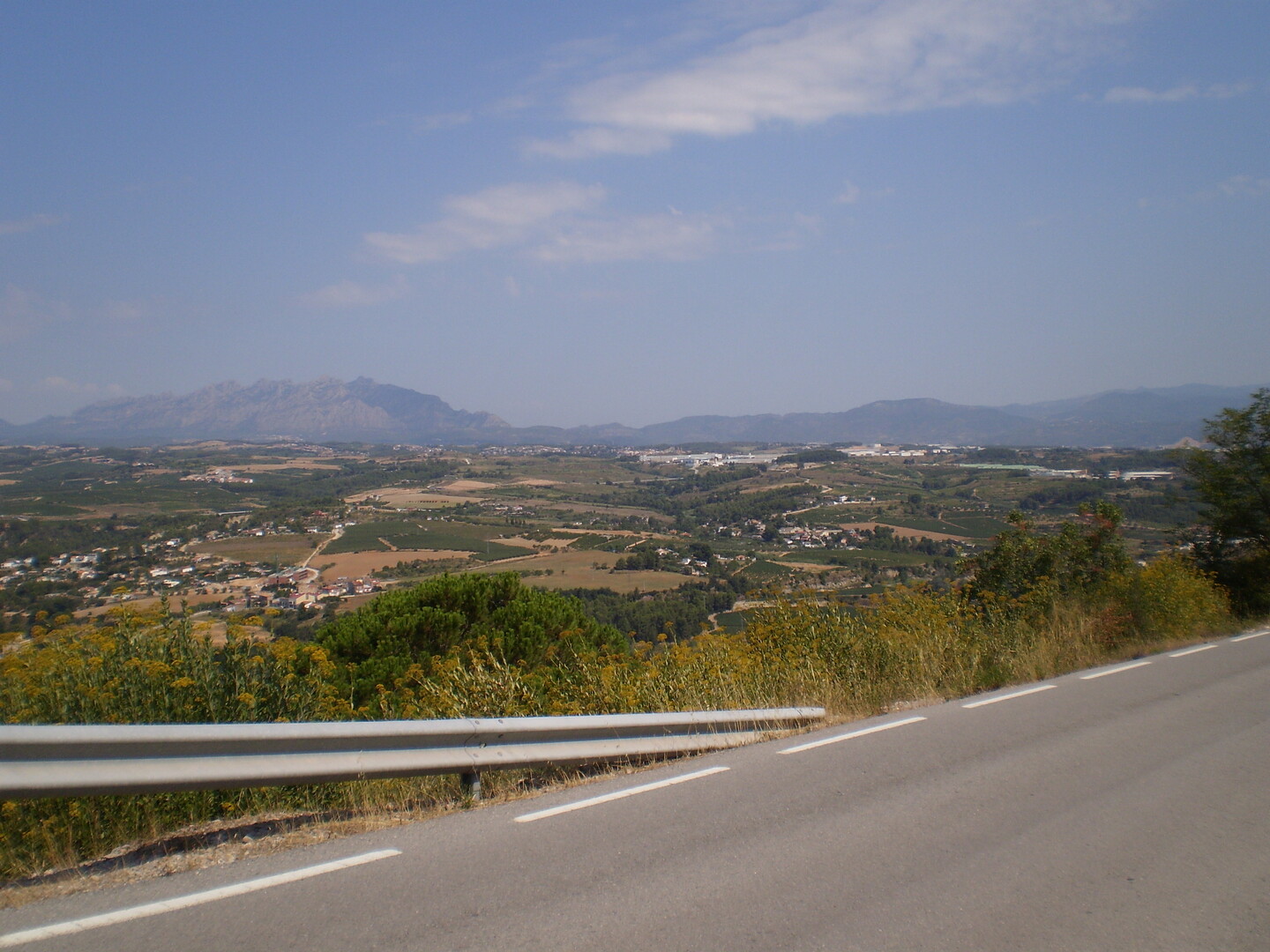 Blick von der Nordanfahrt über das Penedès auf den Montserrat.