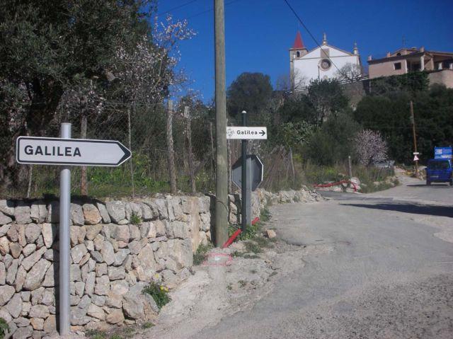 km 7,3 - Abzweig nach Galilea 'Zentrum'.