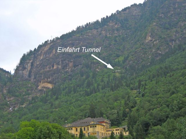 08 Blick vom Tal(1064m) Richtung Auffahrt zum Tunnel.