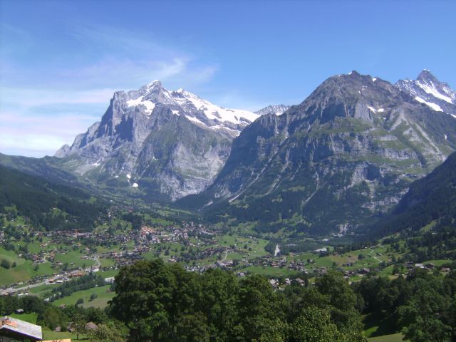 Blick zurück auf Grindelwald, sowie Wetterhorn und Grosse Scheidegg im Hintergrund.