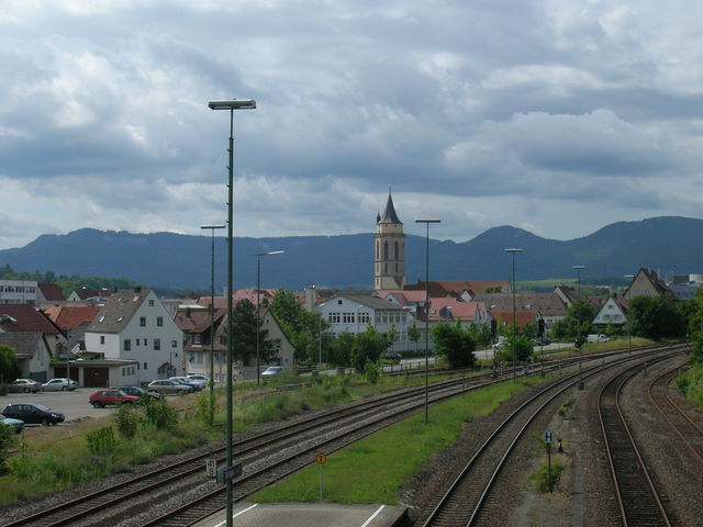 Blick vom Bahnhof Balingen auf den Albtrauf mit Lochenstein.