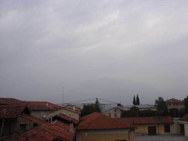 Blick vom Hotel auf den Monte Grappa - nichts als Nebel