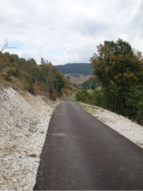 Der neue Radweg von der Pealda Bassa hinunter zur Malga la Sega