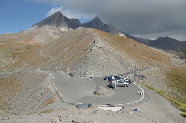 Die Passhöhe des Col Agnel liegt auf diesem Bild gut sichtbar am tiefsten Punkt des Gebirgskamms. Rechts und links geht es bergab, links nach Frankreich, rechts nach Italien.