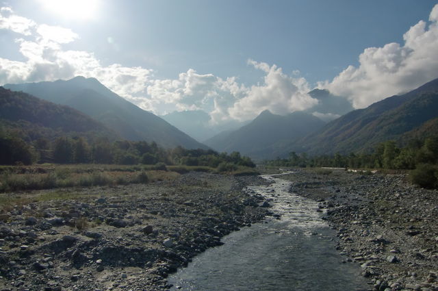 Flussbett des Torrente Pellice nach Westen