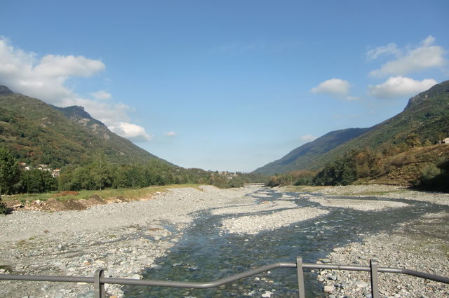 Flussbett des Torrente Pellice nach Osten