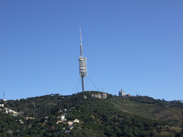 Der Torre de Collserola mit dem Tempel daneben.