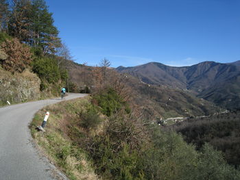 Diese Auffahrt verläuft hoch an der Bergflanke. Unter sich sieht man das Val Sturla.