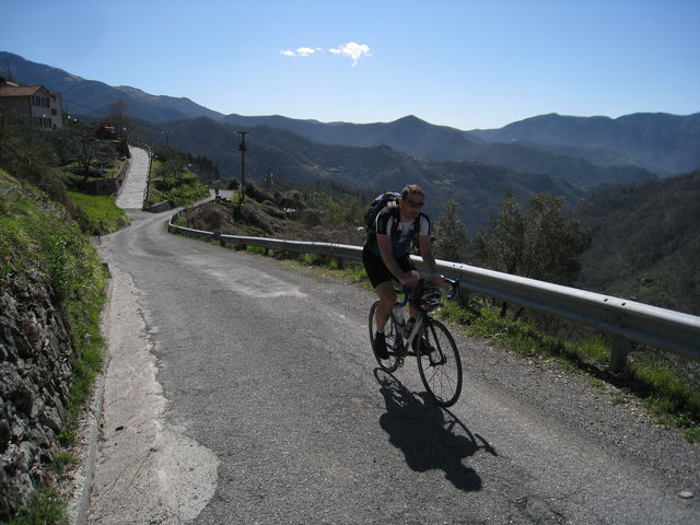 Markus beim [[Saisonauftakt in Ligurien|touren|saisonauftakt-in-ligurien]] 2009. Auffahrt über Belpiano.