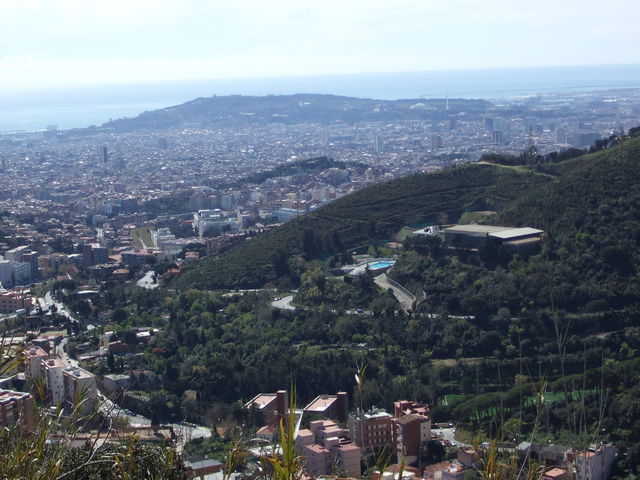 Blick auf die Nordostanfahrt mit Barcelona und dem Montjuic im Hintergrund.