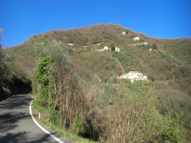 Am Passo di Romaggi kann man den Straßenverlauf weit voraus überschauen.