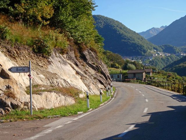 02 Abzweigung von der Straße nach Isone nach Borla und Monti di Medeglia.