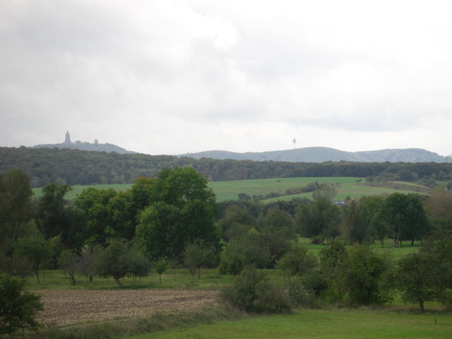 Kyffhäuserdenkmal und der Fernsehturm auf dem Kulpenberg.