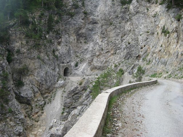 Die teils geteerte Abfahrt vom Pass hinab nach Casterino und Tenda. Hinter dem Tunnel grosse Lawinenreste in nur 1400 Metern Höhe...und das Ende Juli!