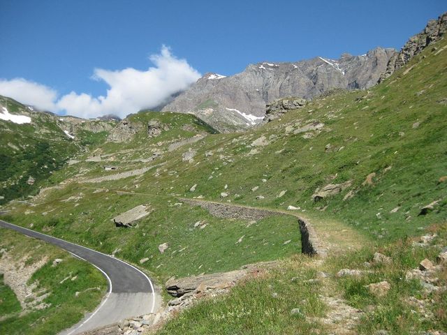 Rechts Beginn der älteren Alpini-Piste, links die neuere Strasse zum Nivolet