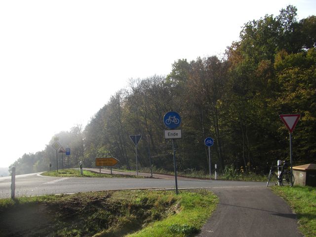 Rechts (im Bild links) geht es entlang der B86 hinunter nach Riestedt.