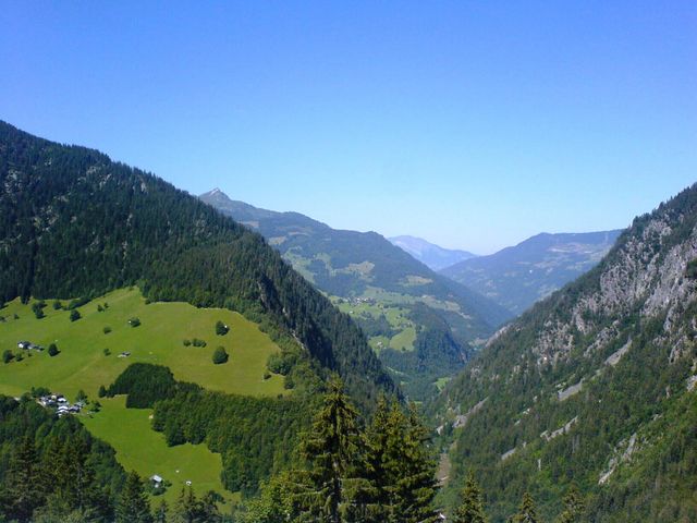 Am Anstieg zum Col de Méraillet öffnet sich der Blick zurück ins Tal.
