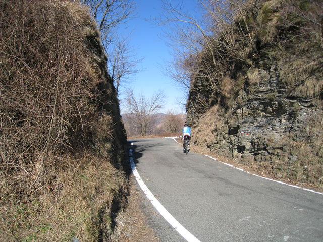 Nach diesem Einschnitt folgt eine Abfahrt zur Passhöhe des [[Passo della Scoffera|paesse|passo-della-scoffera]].