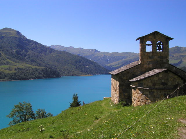 Tiefblau bräsentierte sich der Roselend-Stausee mit der neu aufgebauten Kirche.