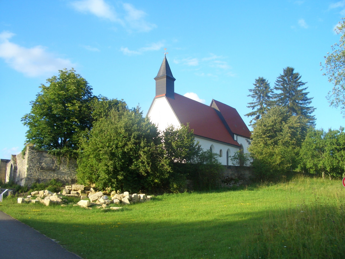 die restaurierte Kirche mit Friedhof