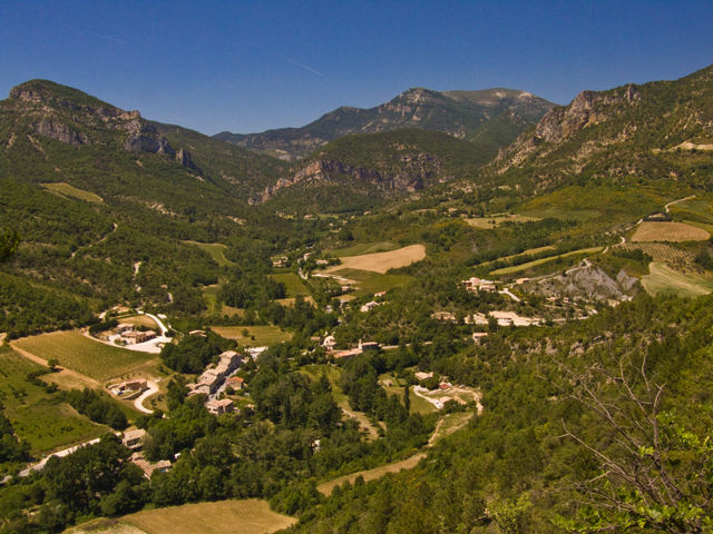 St Ferréol-Trente-Pas, hier von der Auffahrt nach Eyrol gesehen, ist der Ausgangspunkt sowohl der Südostseite des Col de Valouse (im Bild hinten das linke Tal), als auch der Südauffahrt des Col de la Sausse (rechtes Tal)