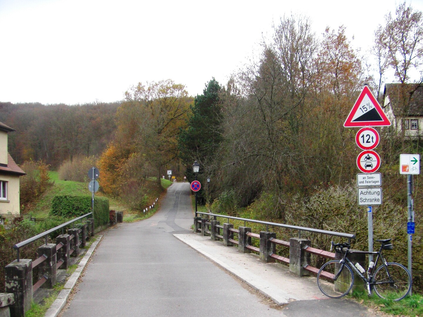 An dieser Brücke über den Goldersbach geht es los - sage keiner er sei nicht gewarnt worden !.