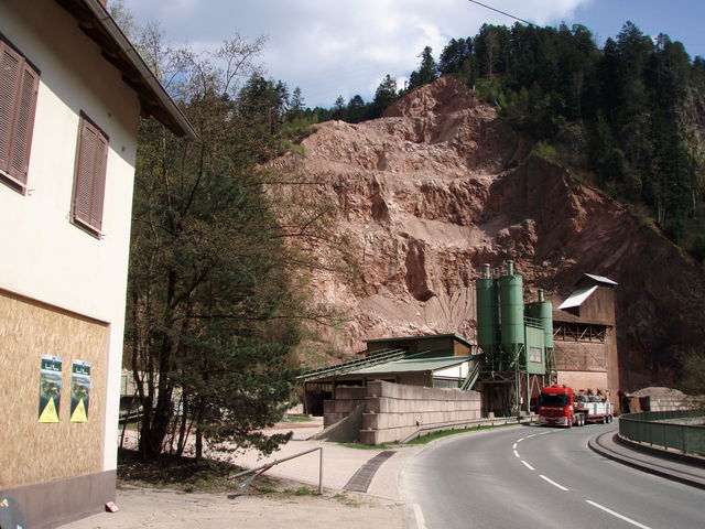 Steinbruch mit B462 am Anfang des Anstiegs