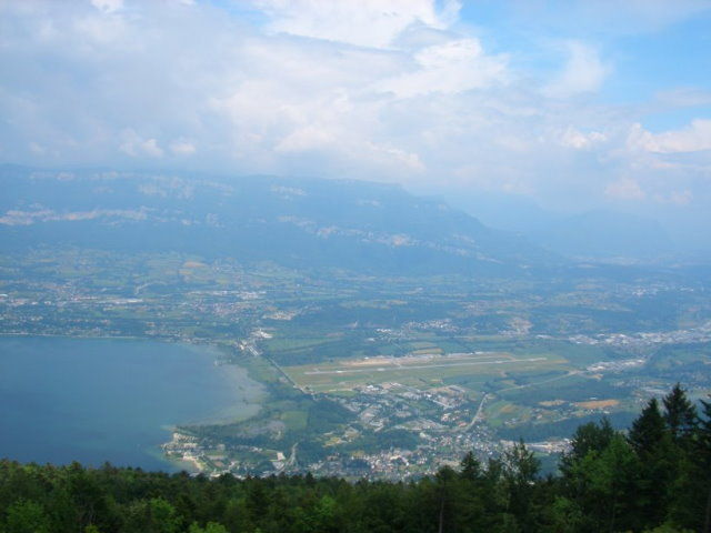 Mont du Chat  - Südende des Lac du Bourget mit dem Mt. Revard in den Wolken
