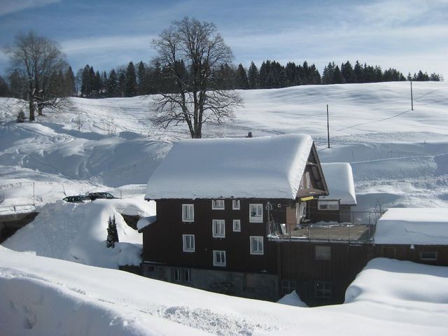 Typisches Haus im Kanton Schwyz. Auf 1000m Höhe liegt Mitte Februar ordentlich viel Schnee!