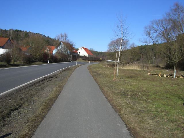 Am Ortsende von Ammerndorf geht ein sehr gut ausgebauter Radweg entlang.