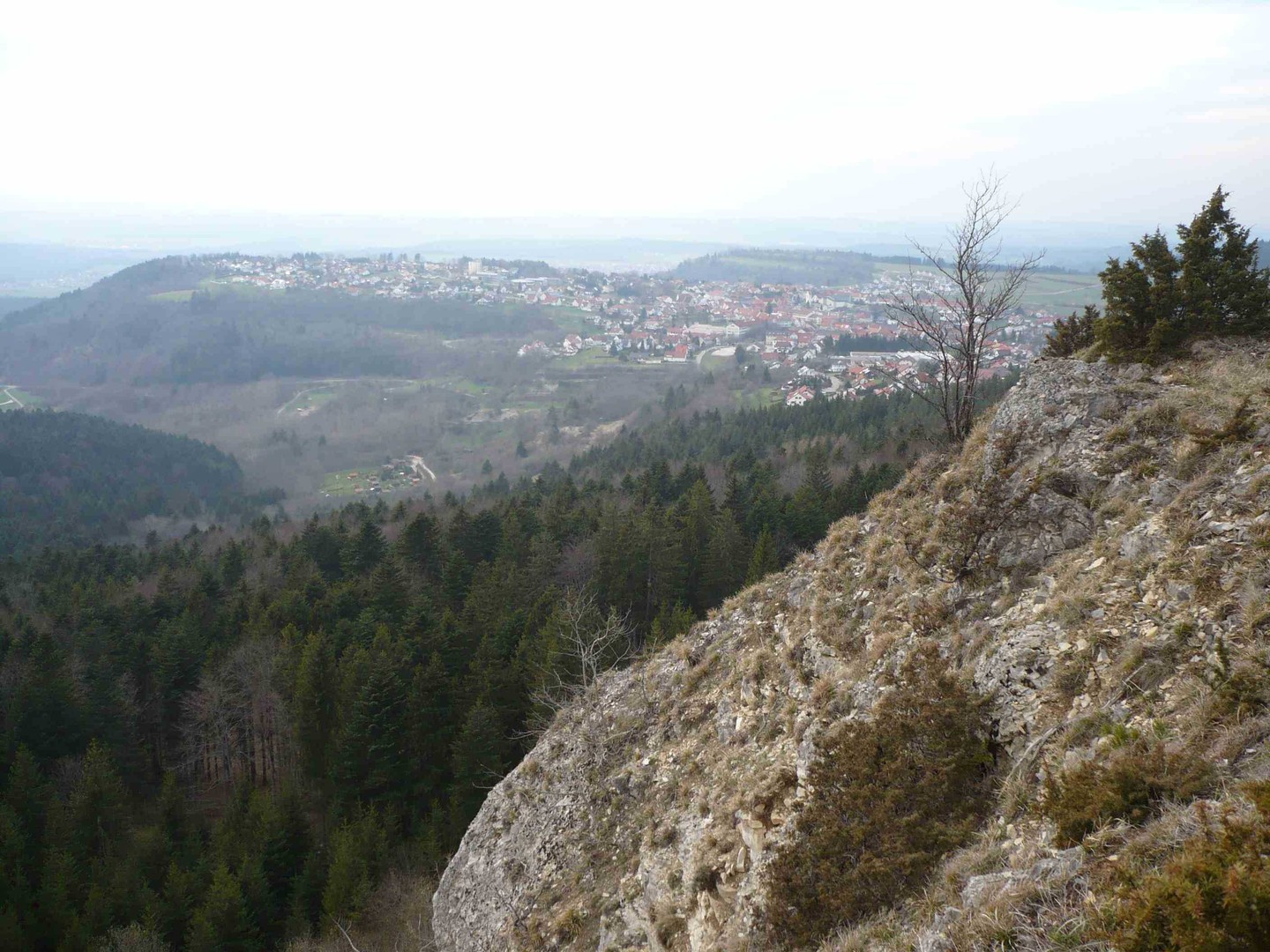 Blick vom Aussichtspunkt Kehlen nach Westen auf Gosheim.